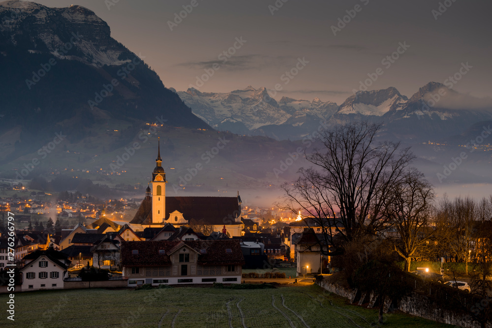 Der Ort Schwyz im gleichnamigen Kanton in der Schweiz am Abend