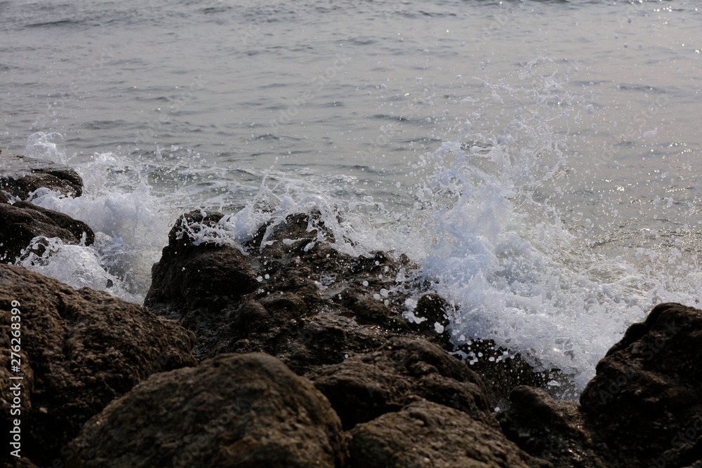 Obraz premium waves impacted the reef