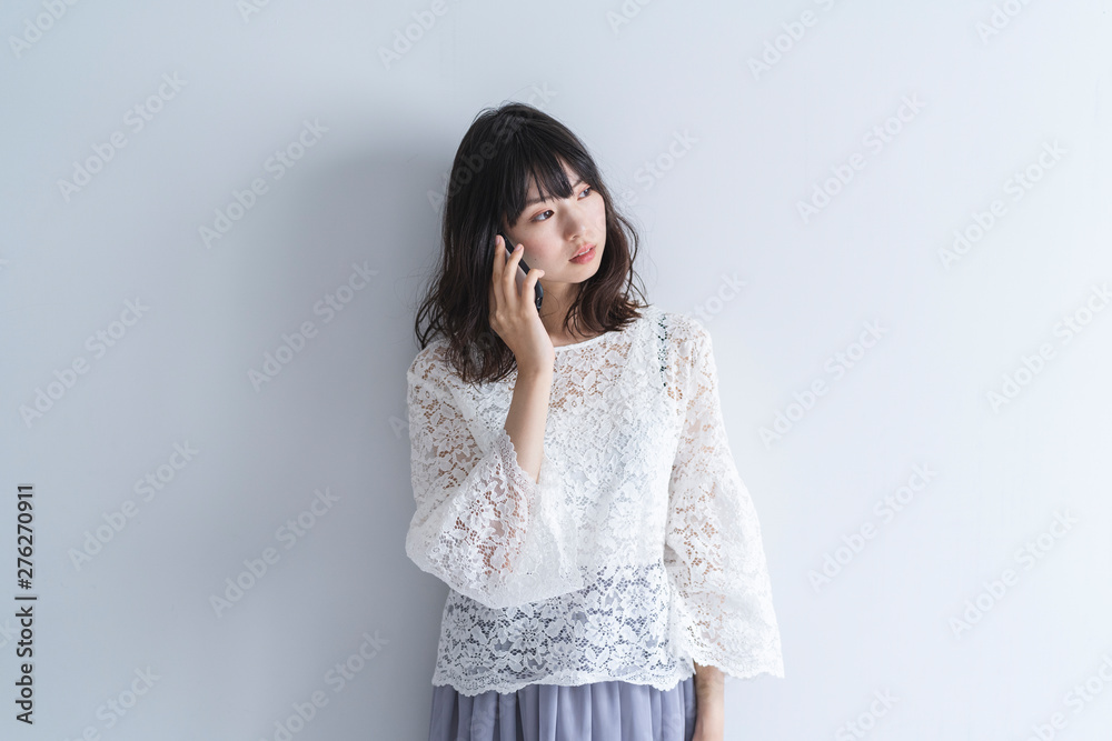 スマートフォンを使う女性 スマートフォンを使う女性