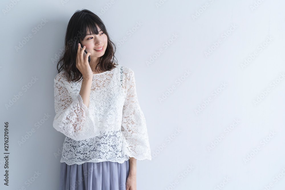 スマートフォンを使う女性 スマートフォンを使う女性