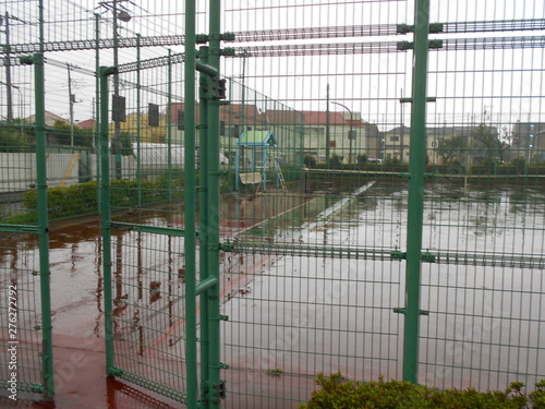 雨の中のテニスコート