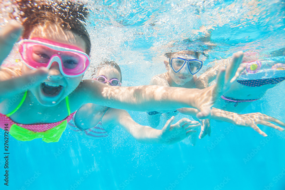 Naklejka premium Children play in pool at the resort