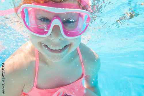 little girl  swimming  in pool © yanlev
