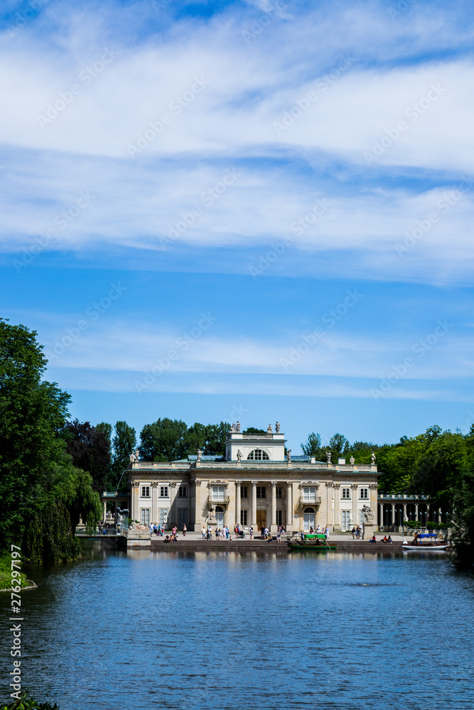 Palacio frente a un lago Palacio frente a un lago