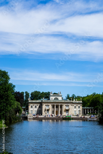 Palacio frente a un lago
