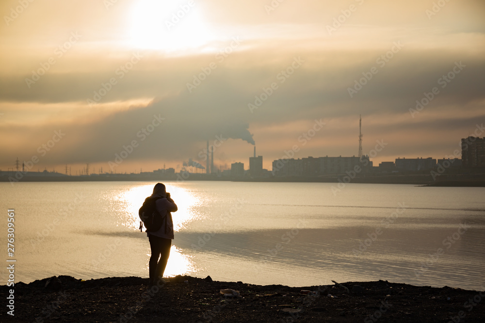 Fototapeta premium silhouette of man on the beach at sunset