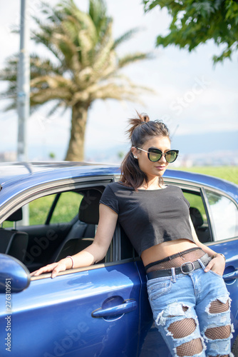 Fashion young woman standing beside her car. © leonardo2011