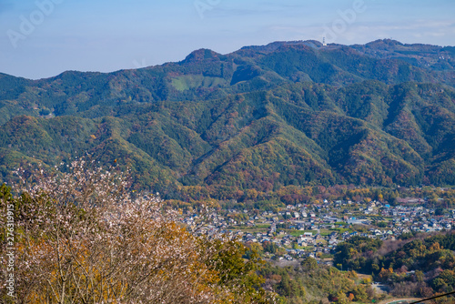 宝登山からの眺望 長瀞の街並みと秩父の山々
