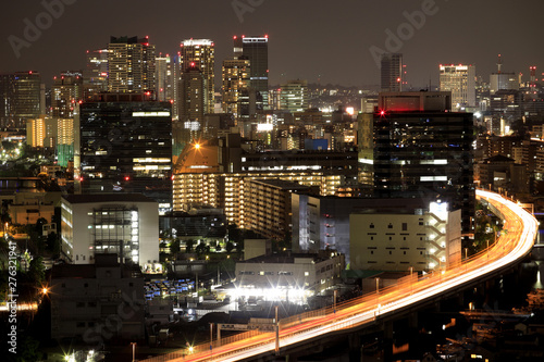 夜の首都高横羽線 © ziggy