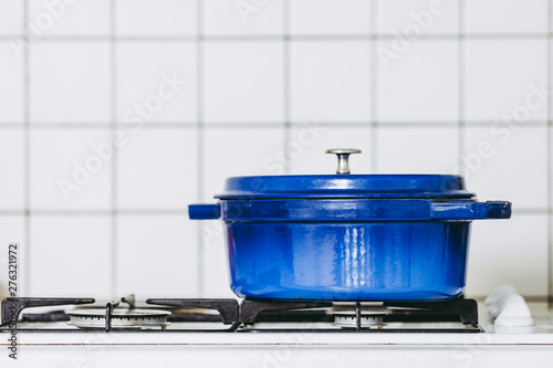 Cocotte en fonte bleue posée sur une gazinière photo