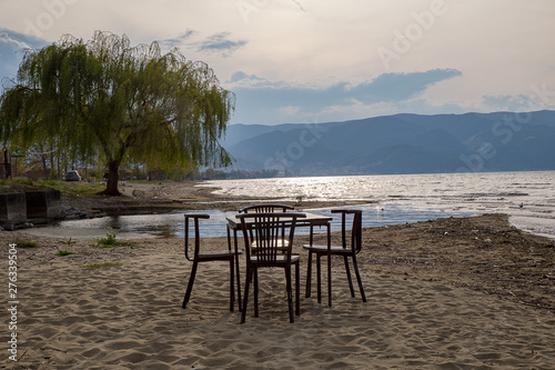 Tisch und Stühle am See