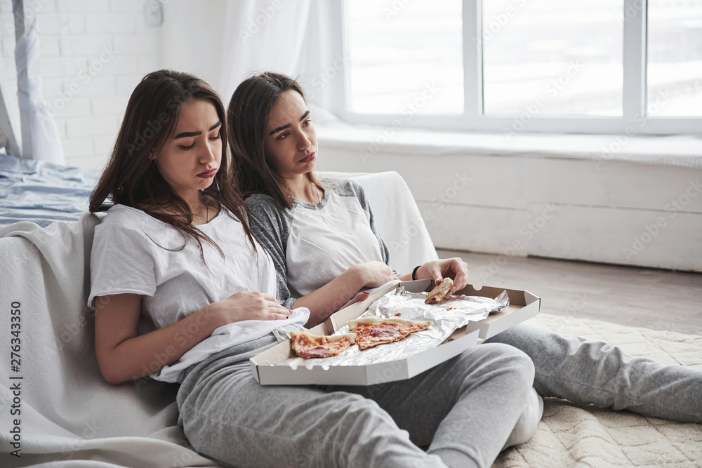 Did not count the amount of food. Twins have full stomach with pizza. Nice bedroom at daytime Did not count the amount of food. Twins have full stomach with pizza. Nice bedroom at daytime