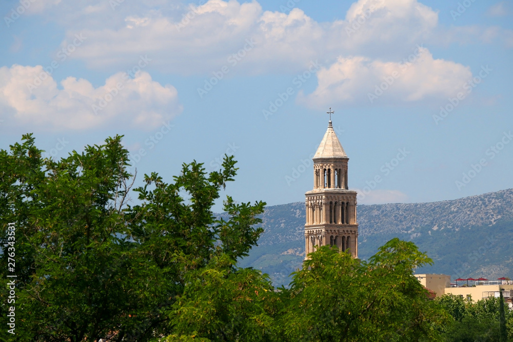 Obraz premium Saint Domnius bell tower, landmark in Split, Croatia, surrounded with trees.