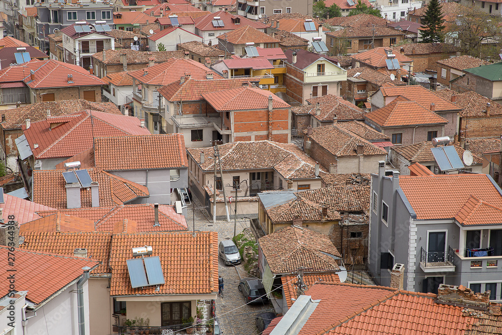Blick auf die roten Dächer von Korça, Albanien