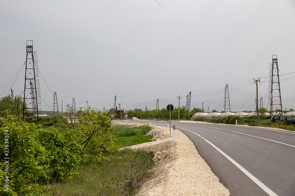 Fototapeta premium Straße durch verlassenes Ölfeld in Albanien