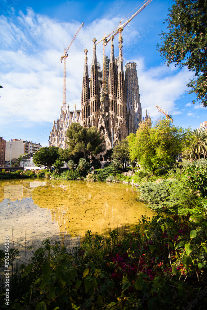 Fototapeta premium BARCELONA, HISZPANIA - kwiecień 2019: Sagrada Familia w Barcelonie, katedra została pierwotnie zaprojektowana przez Antoniego Gaudiego