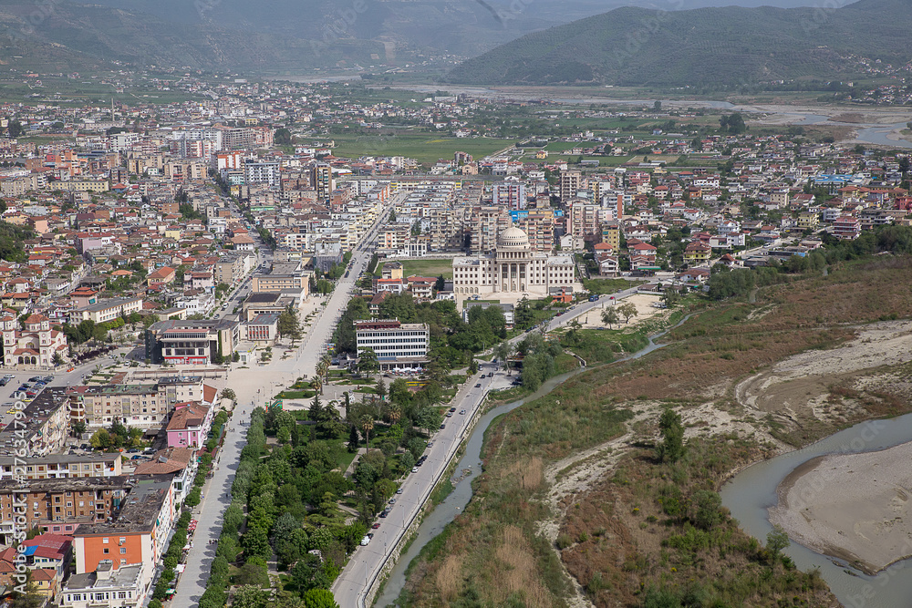 Blick auf die Stadt Berat / lagja 30 vjetori,  in Albanien