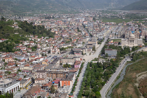 Blick auf die Stadt Berat / lagja 30 vjetori, in Albanien