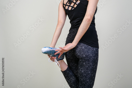 frau dehnt beine vorm lauf training photo