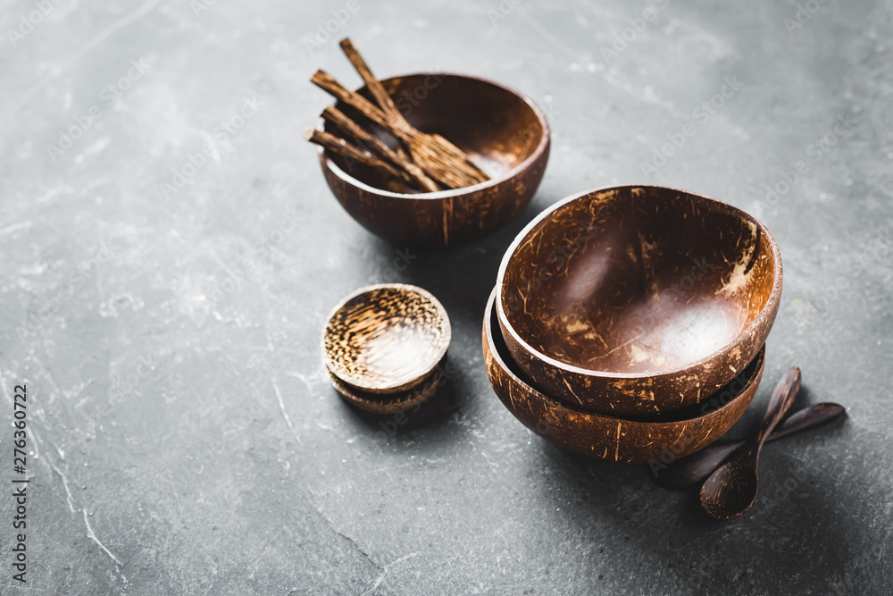 Tableware made of coconut and palm wood.