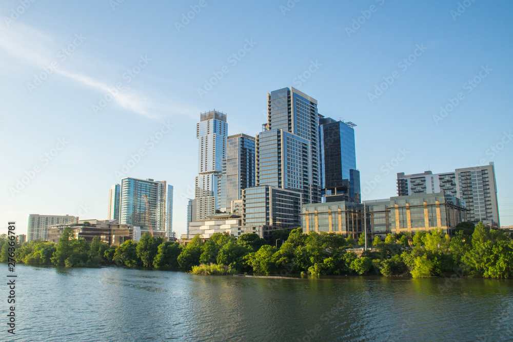 Fototapeta premium Austin Skyline nad rzeką Kolorado o zachodzie słońca, Teksas.