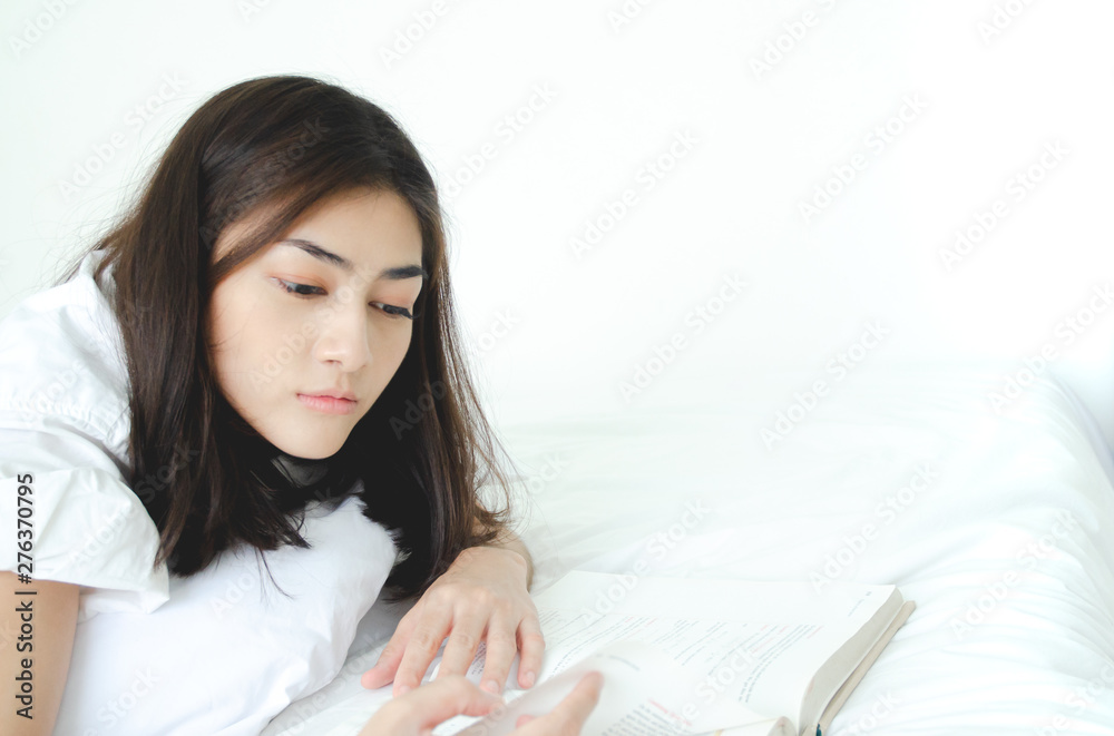 People read sleeping books.