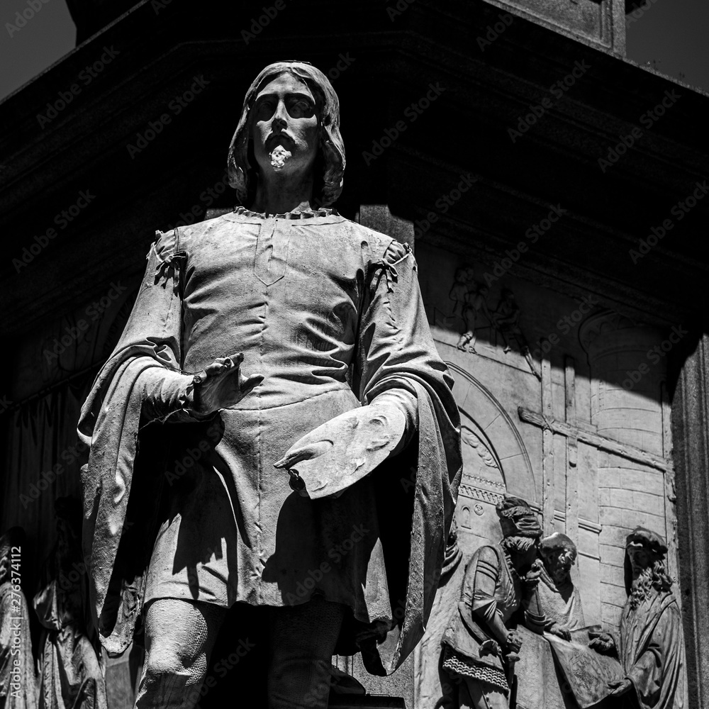 Fototapeta premium Leonardo Da Vinci monument in Milan. Black and white toning