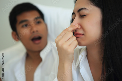 The girl must close her nose because she can not tolerate her of the husband mouth odor.
