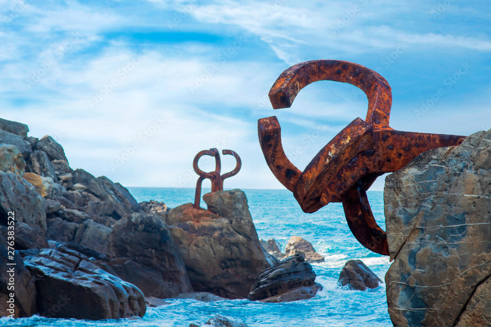 Fototapeta premium rzeźby grzebień wiatrów w donostii, san sebastian, hiszpania