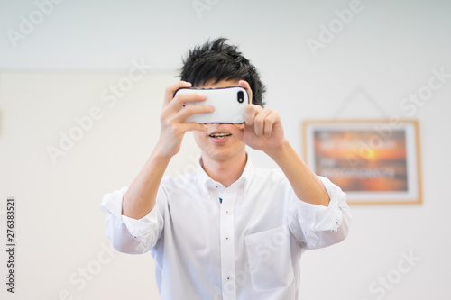 スマートフォン・携帯電話で写真を撮影する人