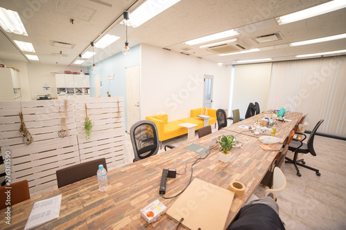 オフィスの会議室やワーキングスペース