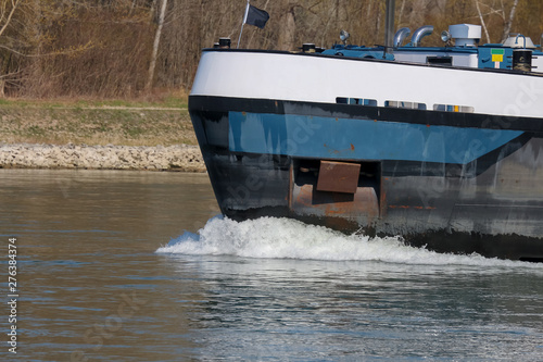 Tableau sur toile Transportschiff auf dem Fluss