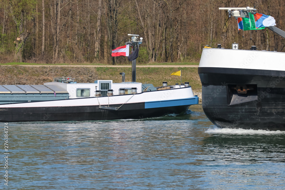 Obraz premium Transportschiff auf dem Fluss