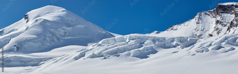 Φωτογραφία Panorama of Allalinhorn mountain and glacier covered by the snow near Saas-Fee in Switzerland