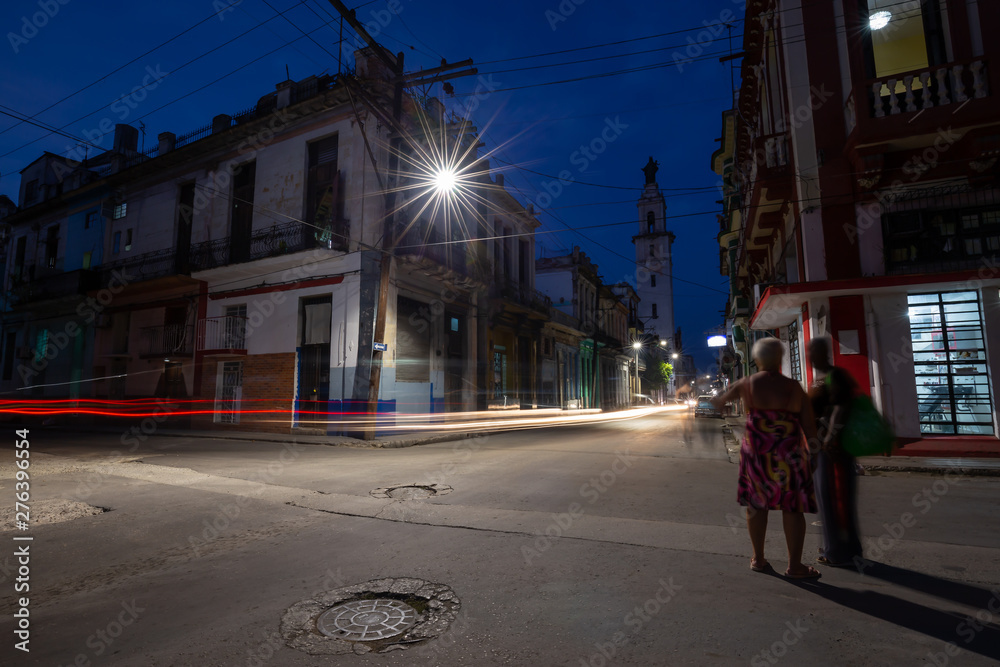 Obraz premium Street view of the residential neighborhood in the Old Havana City, Capital of Cuba, during night time after sunset.