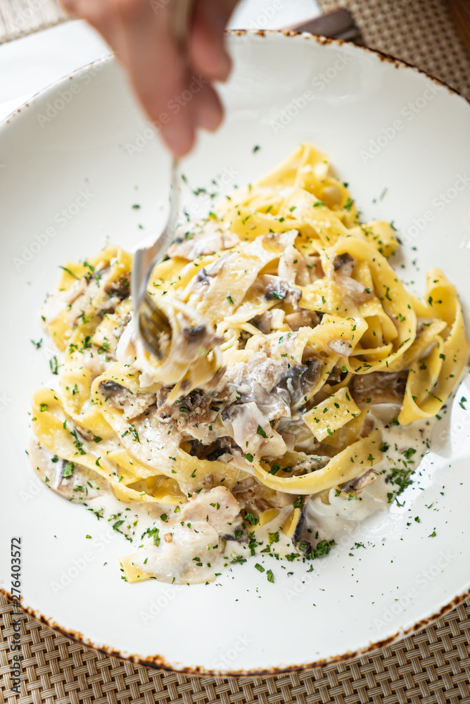 woman eating Spaghetti Carbonara with chicken and cheese. - obrazy, fototapety, plakaty 