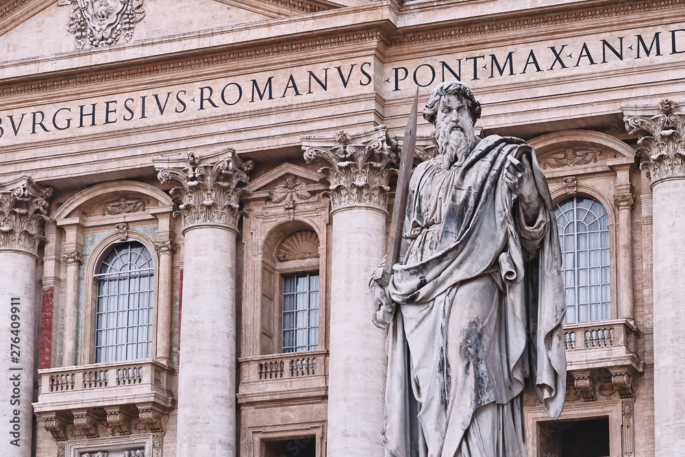 Fototapeta premium Rome, statue of St. Peter in Vatican. In background Basilica di San Peter.