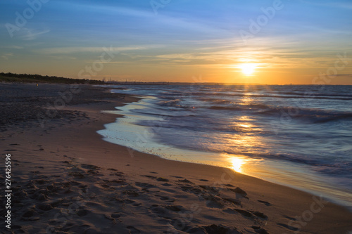 Fototapeta Naklejka Na Ścianę i Meble -  zachód słońca Zatoka gdańska, Plaża w Sobieszewie