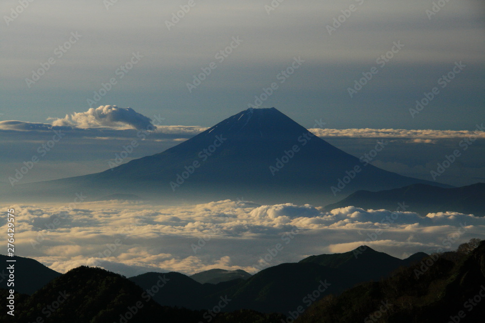 南アルプス　白峰三山テント縦走　濃鳥小屋テント場からの風景　雲海と富士山