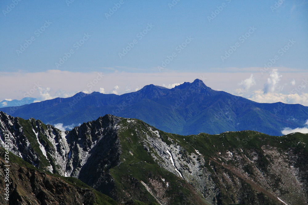 Fototapeta premium 南アルプス 白峰三山テント縦走 西農鳥岳山頂から 八ヶ岳遠景