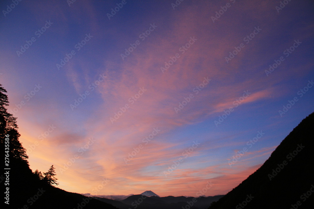 南アルプス　白峰三山テント縦走　大門沢小屋テント場から　朝焼けに映える霊峰富士を望む