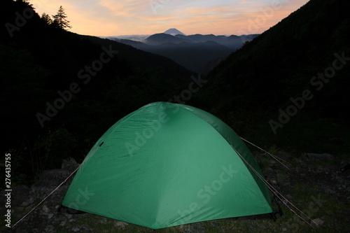 南アルプス 白峰三山テント縦走 大門沢小屋テント場から 朝焼けに映える霊峰富士を望む