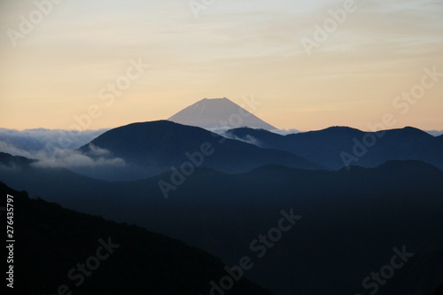 南アルプス 白峰三山テント縦走 大門沢小屋テント場から 朝焼けに映える霊峰富士を望む