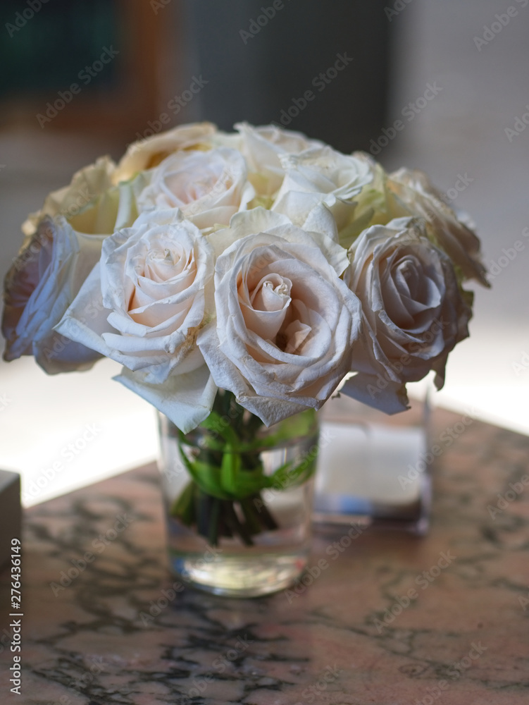 Fototapeta premium bouquet of white roses