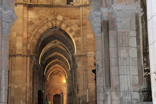 Ville de Langres - Cathédrale Saint Mammes construite au 12 eme siecle - Vue de l'intérieur - France