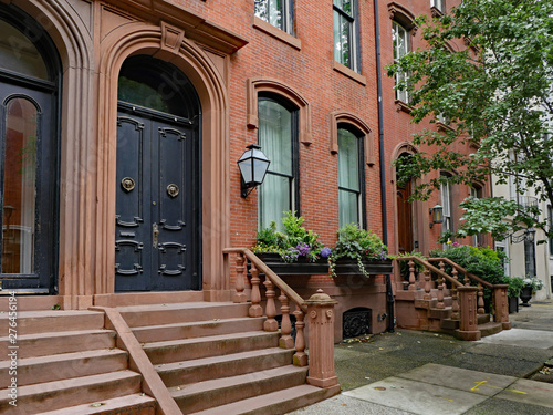 Canvastavla stone front step of elegant old urban brownstone type townhouse with double door