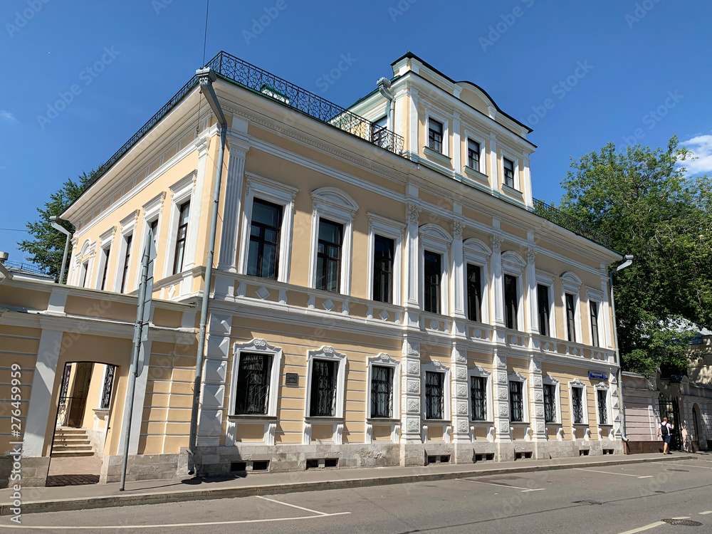 Ancient estate of G. V. Chetverikov - E. N. Malyutin - A. Ya. Elagina. Podsosenskiy pereulok, 26 in clear weather in Moscow