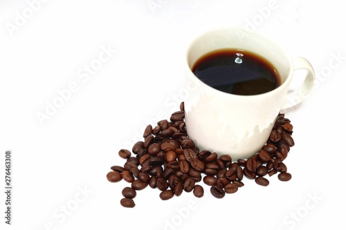 Fototapeta Naklejka Na Ścianę i Meble -  Coffee cup and beans on a white background.