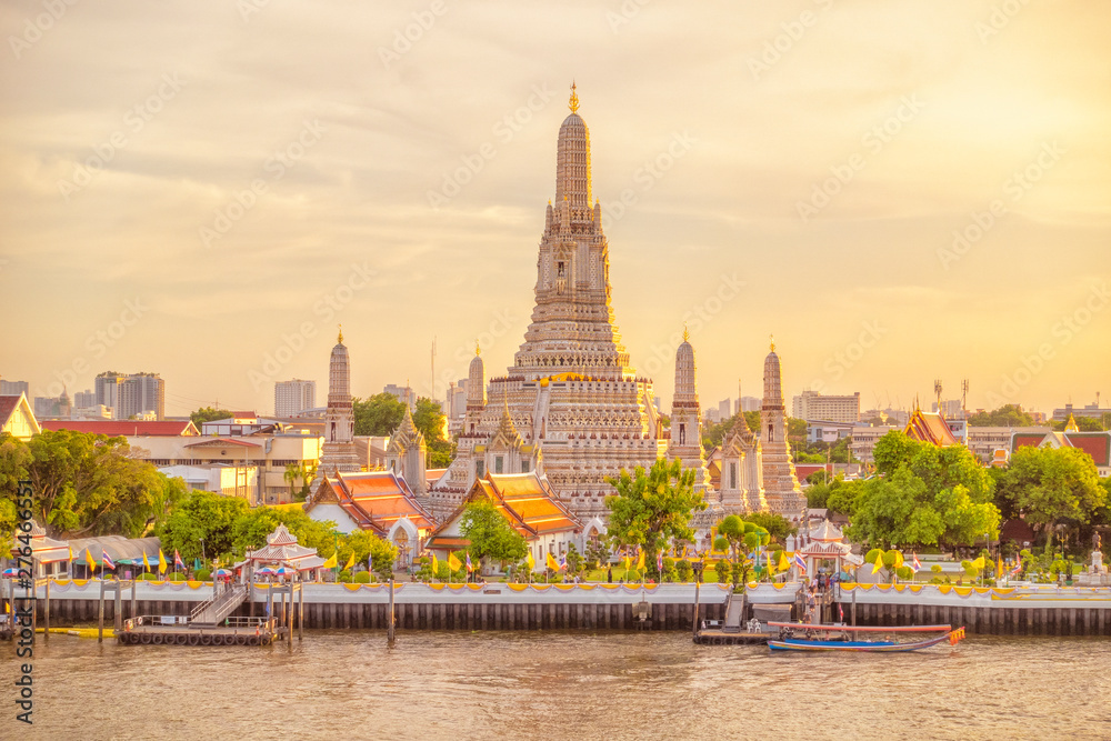 Fototapeta premium Piękny widok na świątynię Wat Arun o zachodzie słońca w Bangkoku w Tajlandii