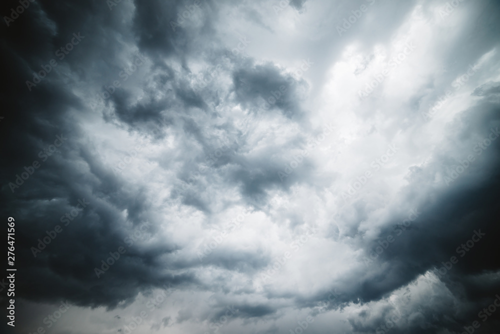 Obraz premium Dramatic cloudscape texture. Dark heavy thunderstorm clouds before rain. Overcast rainy bad weather. Storm warning. Natural gray background of cumulonimbus. Nature backdrop of stormy cloudy sky.